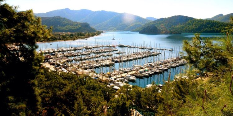 Martı Marina Uzaktan Görünüm